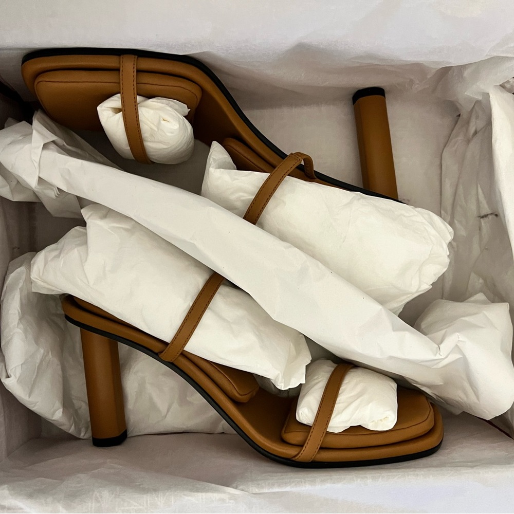 NIB Tamara Mellon absolute 85-mandorla Napa leather tan size 38 US women’s 7